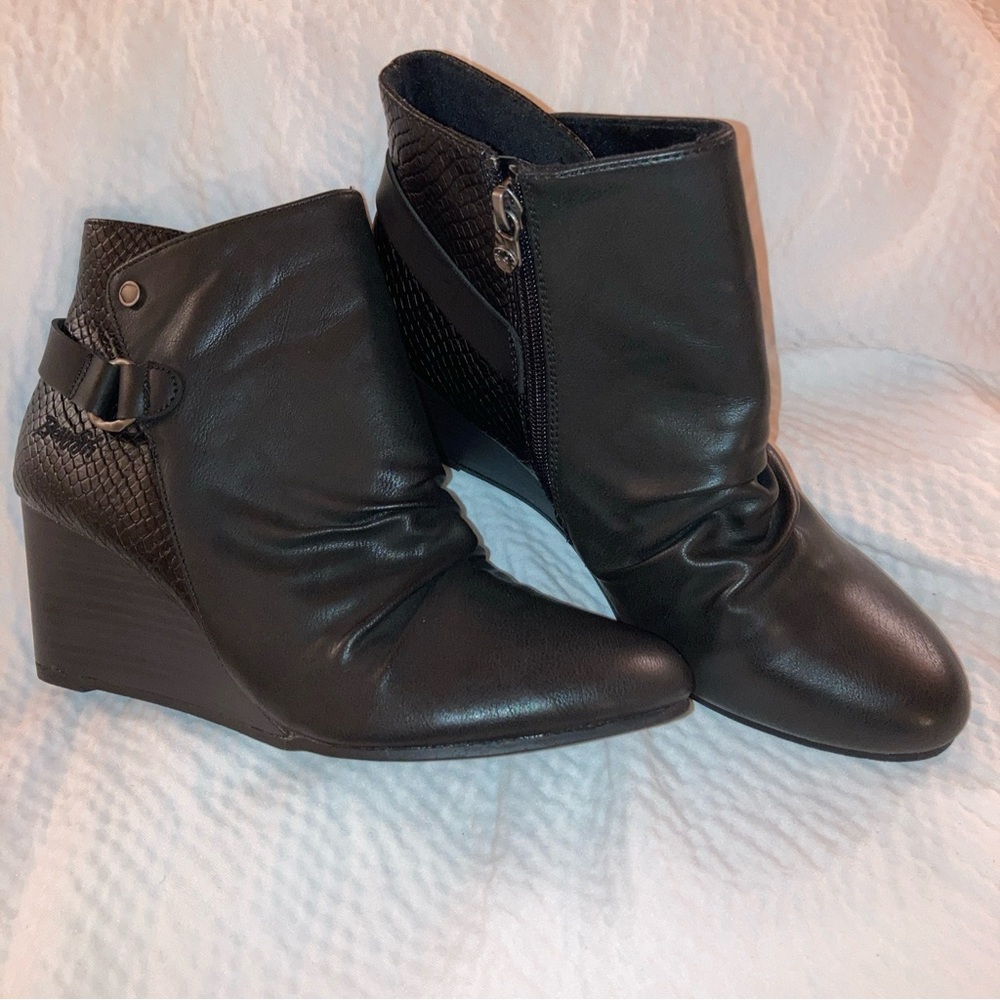 Blowfish Brentwood Women's Black Wedge Faux Snakeskin Zip Ankle Bootie Sz 9